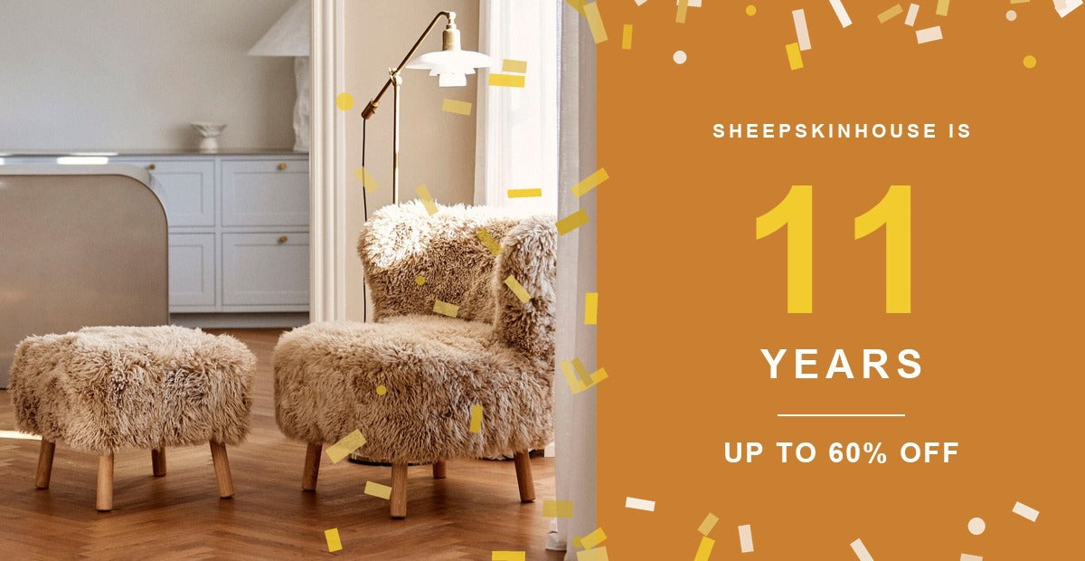 Sheepskinhouse compie 11 anni, sconti fino al 60 percento. Sedute in pelle di pecora riccia in una cucina luminosa, con coriandoli dorati.